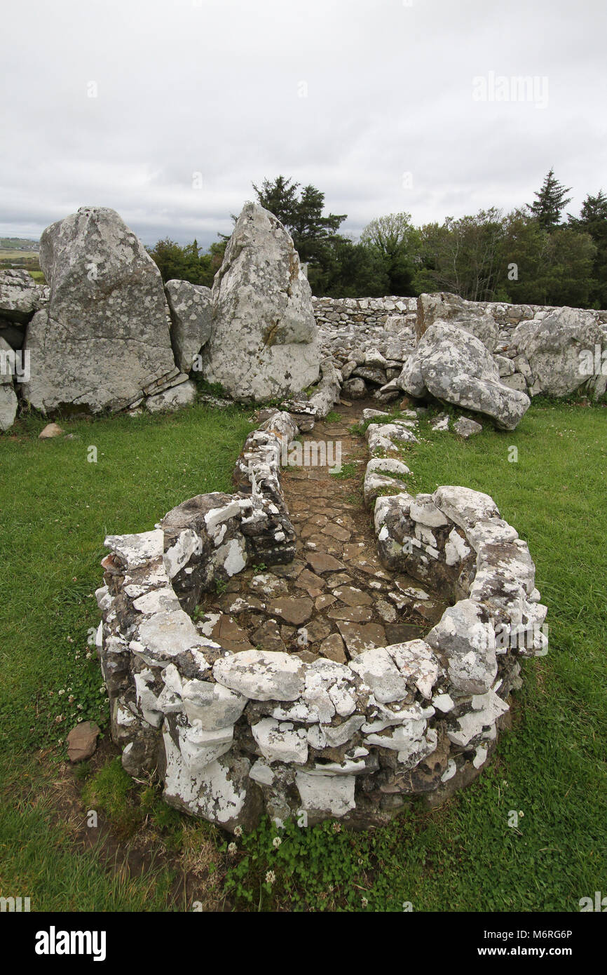 Steine und Grab an creevykeel Gericht Cairn in der Nähe von Cliffony, County Sligo, Irland. Stockfoto