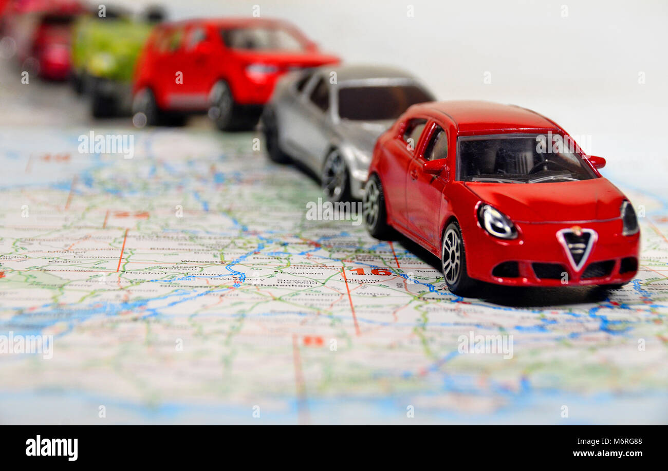 Eine Reserve von Spielzeugautos auf einer Straßenkarte von Großbritannien/UK in Richtung Süden nach London Stockfoto