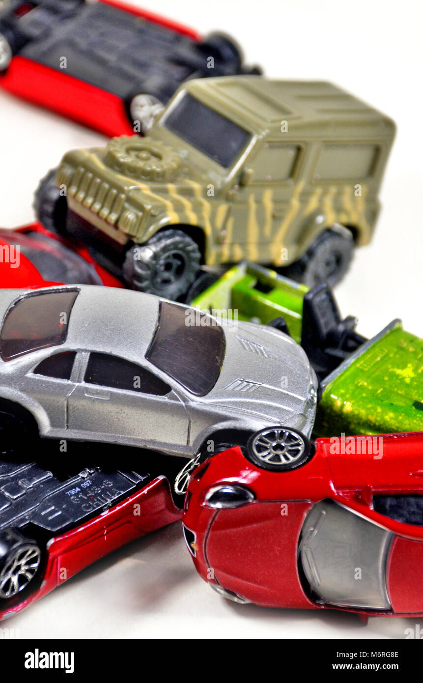 Ein Stapel besteht aus einer Vielzahl von Spielzeugautos. Stockfoto