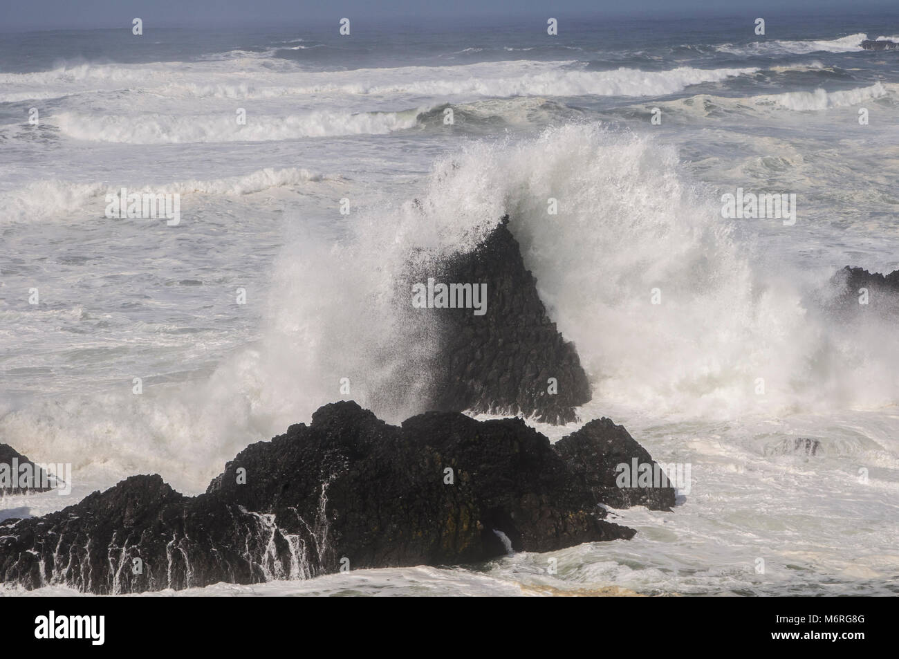 Seal Rock, Oregon. Seal Rock State Park. Seal Rock State Recreation Site. Wellen gegen die Felsen am Seal Rock Beach. Stockfoto