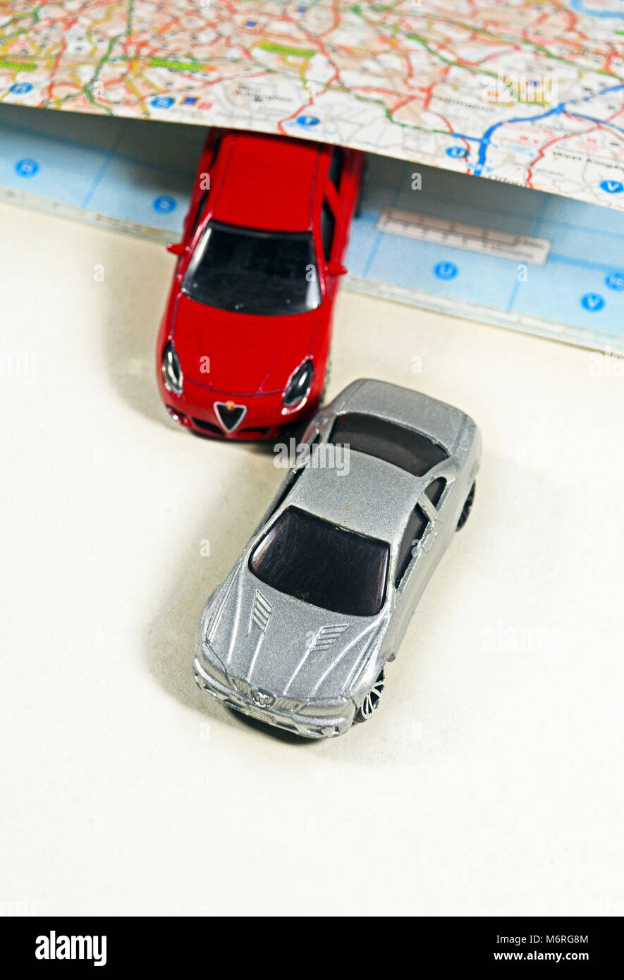 Konzept der Autos aus Grenzen fahren - off road - mit Spielzeugautos und road map. Stockfoto