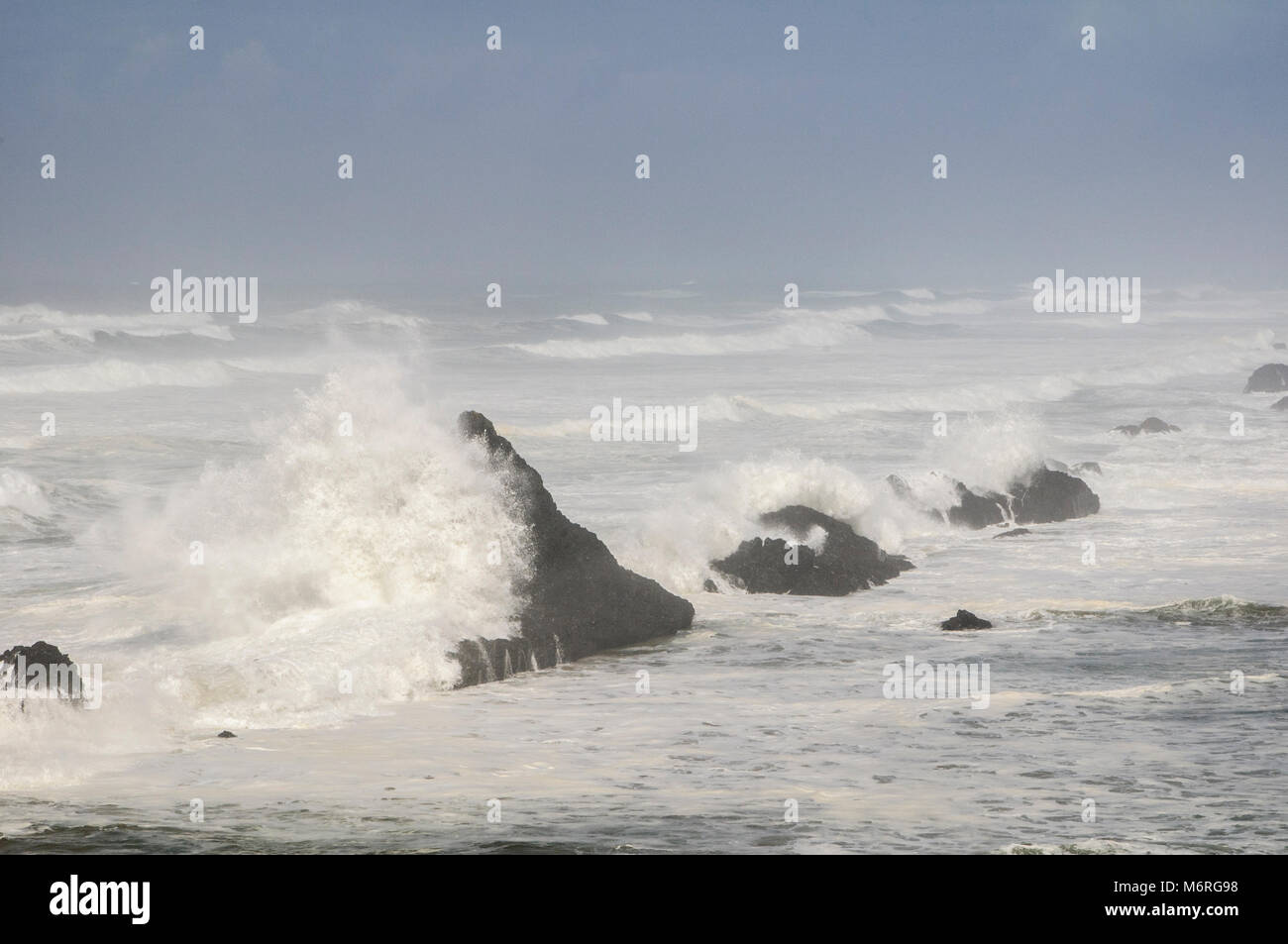Seal Rock, Oregon. Seal Rock State Park. Seal Rock State Recreation Site. Wellen gegen die Felsen am Seal Rock Beach. Stockfoto