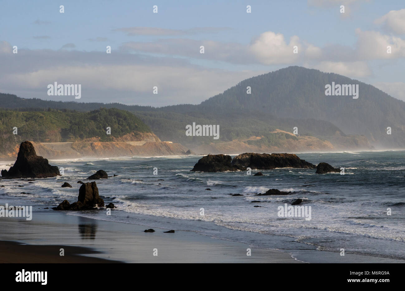 Port Orford, Oregon. Schlacht Rock City Park. Leitsysteme. Malerischer Blick auf den Pazifischen Ozean bei Sonnenuntergang. Stockfoto