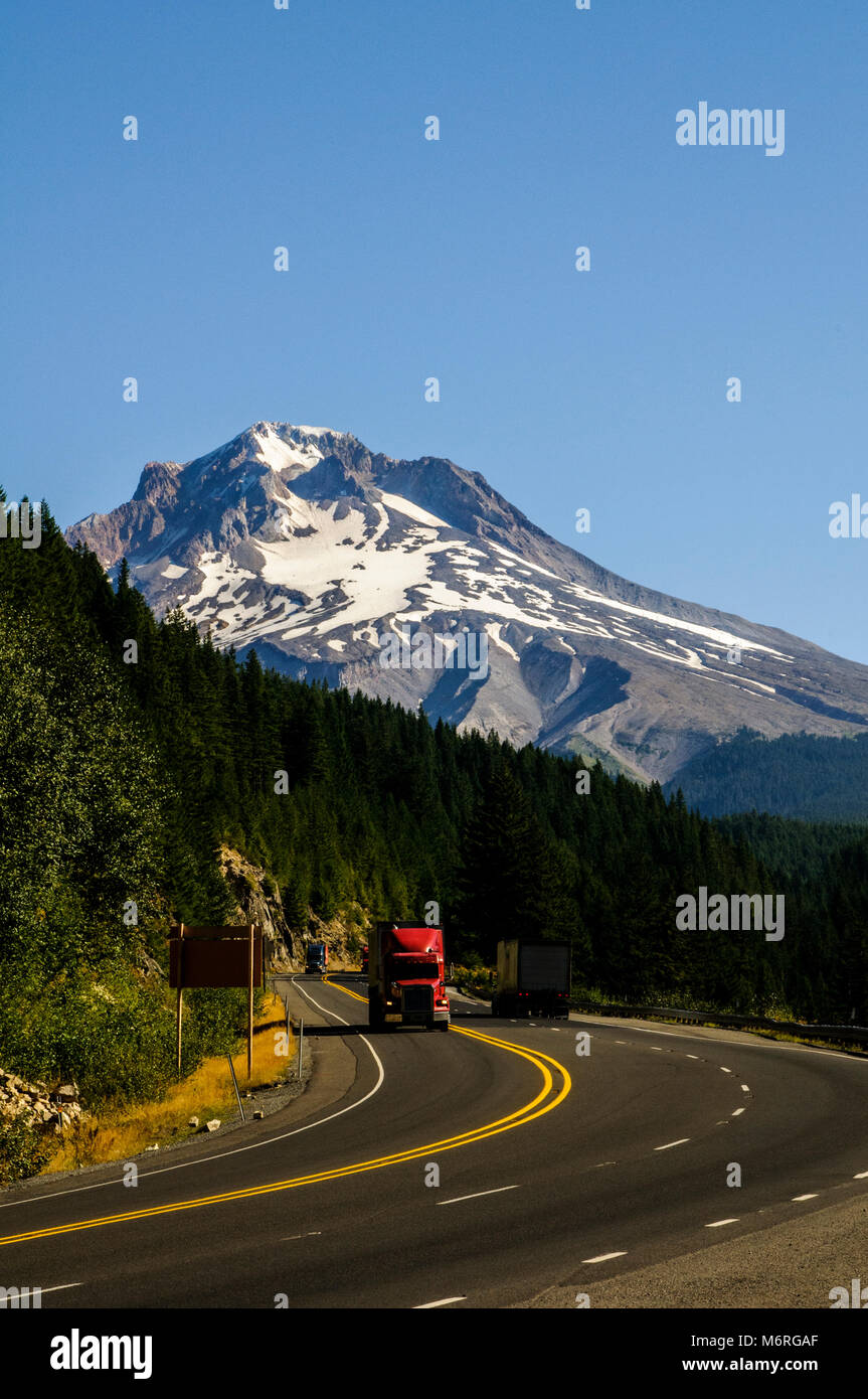 Mount Hood, Oregon. Landstraße 26. Mount Hood. Mount Hood National Forest. 20 Meilen östlich von Portland, Oregon ist der größte Berg in Oregon. Moun Stockfoto