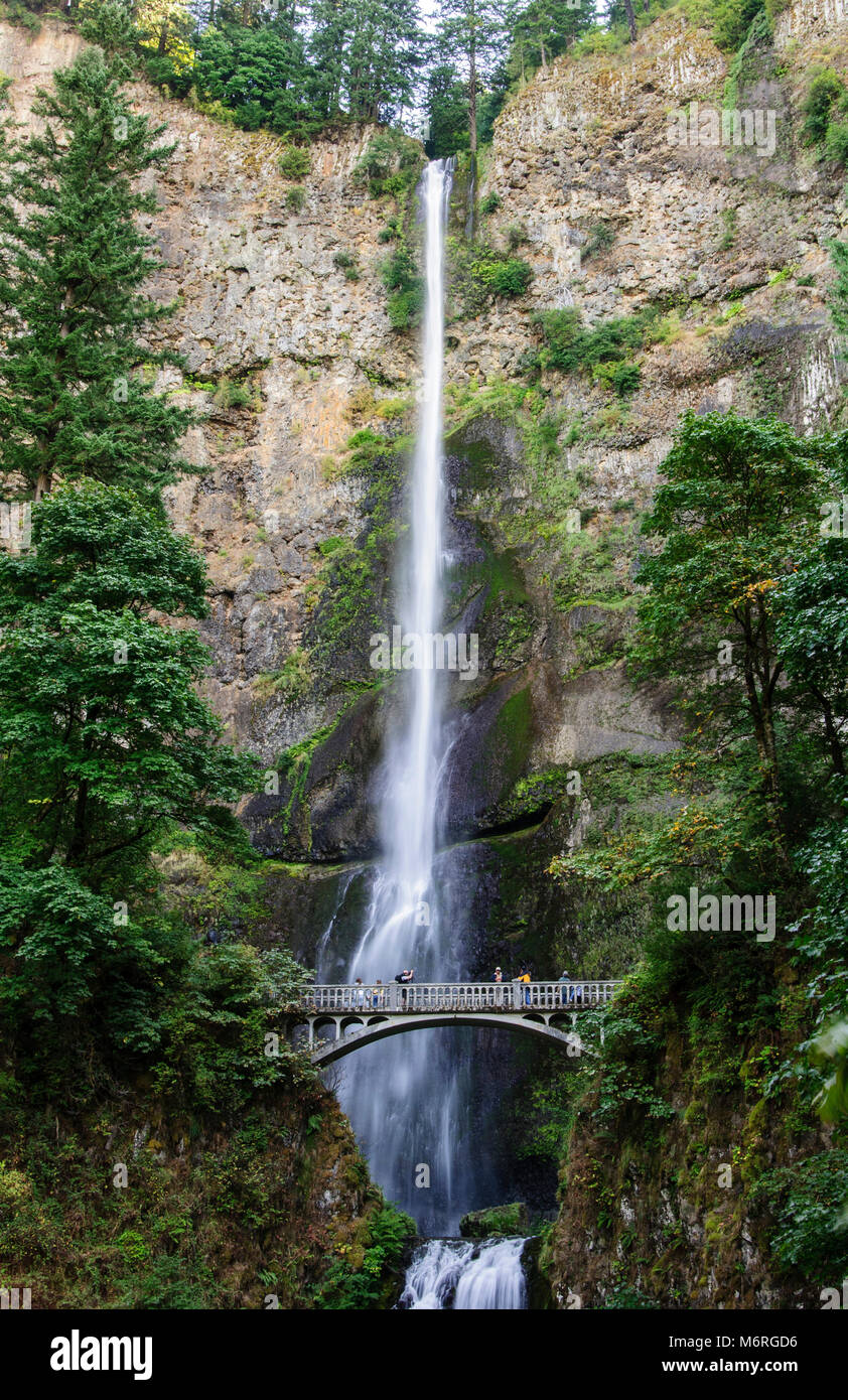 Oregon. Multnomah Wasserfällen entlang der historischen Columbia River Highway. Es ist einer der höchsten im Land fällt und ist die am meisten besuchte, Freizeit Stockfoto