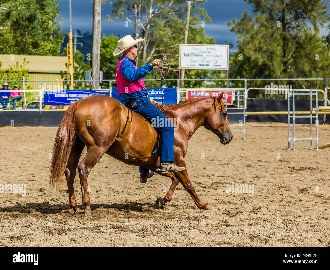 Reiter und Pferd Hommage an die Richter in der König der Bereiche Bareback Freestyle Wettbewerb in Murrurundi, NSW, Australien, 24. Februar 2018. Stockfoto