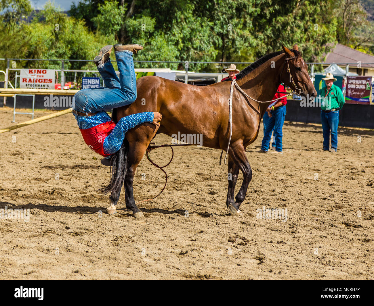Man Saltos vom Pferd in der König der Bereiche Bareback Freestyle Wettbewerb in Murrurundi, NSW, Australien, 24. Februar 2018. Stockfoto