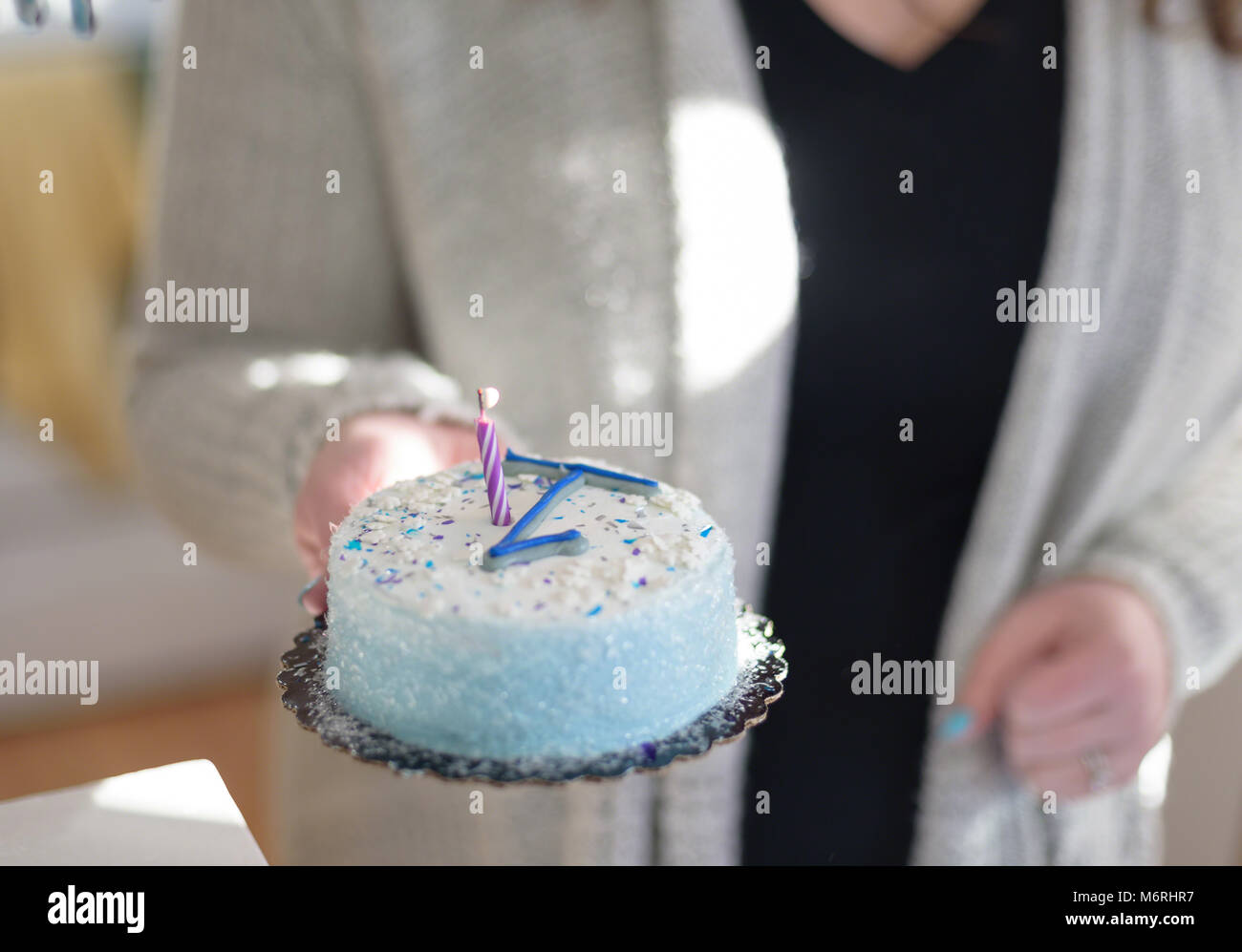 Carrying birthday cake Fotos und Bildmaterial in hoher Auflösung Alamy