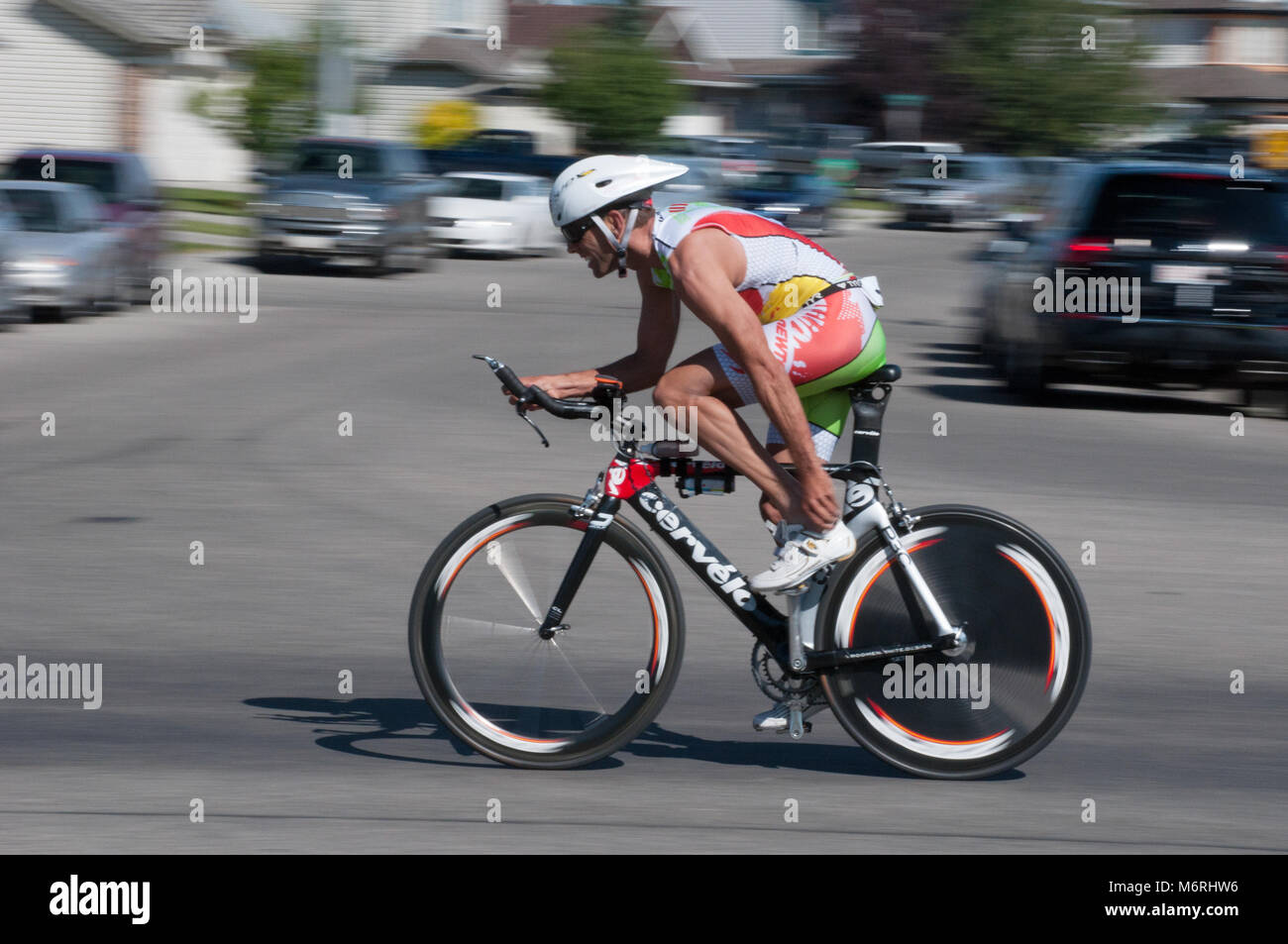 Ein Amateur-Triathlet tritt im Radsport Teil eines lokalen Sprint-Triathlon in der Gemeinde Lake Chapparel, Calgary, Alberta. Stockfoto