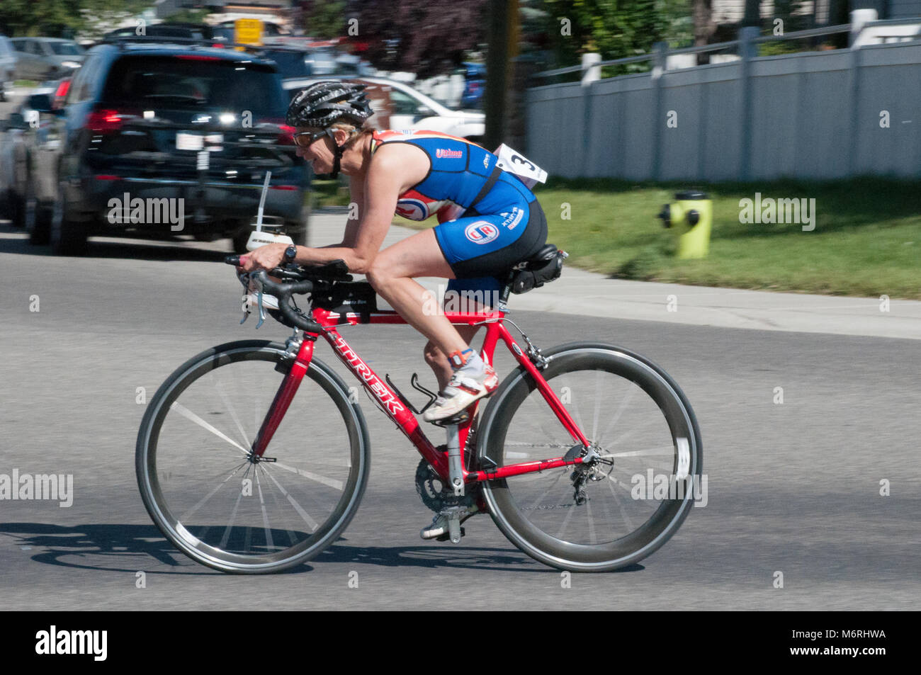 Ein Amateur-Triathlet tritt im Radsport Teil eines lokalen Sprint-Triathlon in der Gemeinde Lake Chapparel, Calgary, Alberta. Stockfoto