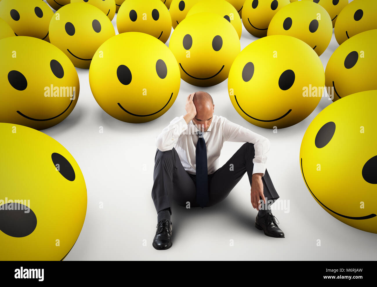Allein verzweifelten Geschäftsmann, der in der Mitte des happy Smileys. 3D-Rendering Stockfoto