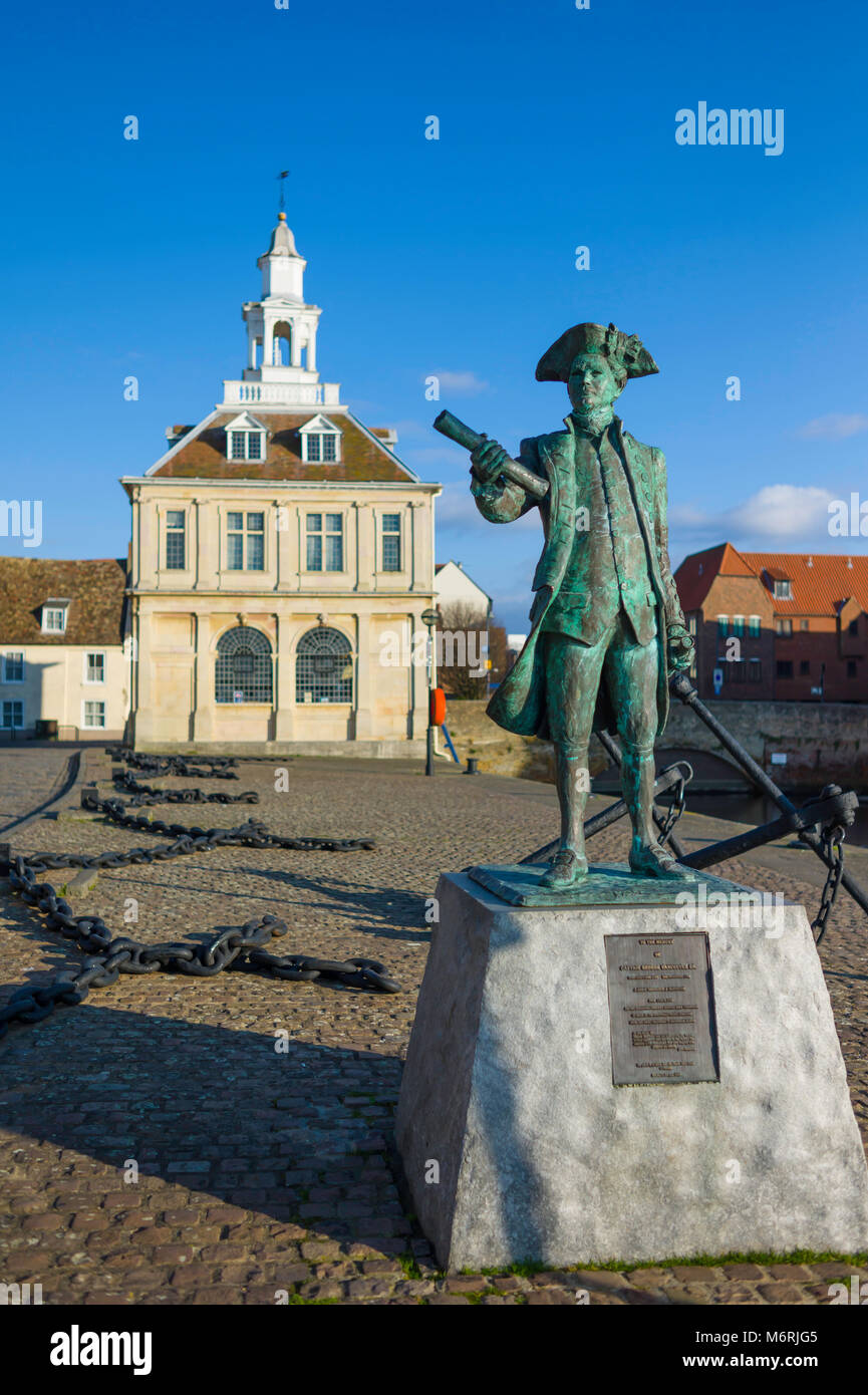 Statue von Captain George Vancouver RN vor der Custom House, King's Lynn. Stockfoto