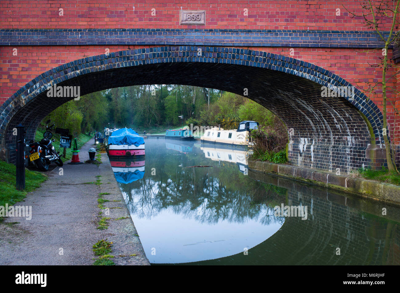 Ständige Liegeplätze auf dem Grand Union Canal an Foxton. Stockfoto