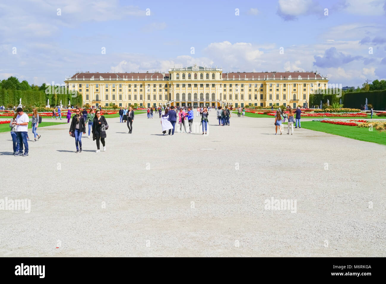Wien, Österreich - 4 SEPTEMBER 2017; Touristen auf Platz vor der barocken Architektur Schloss Schönbrunn, Hofburg, einer der wichtigsten touristischen Attraktion Stockfoto