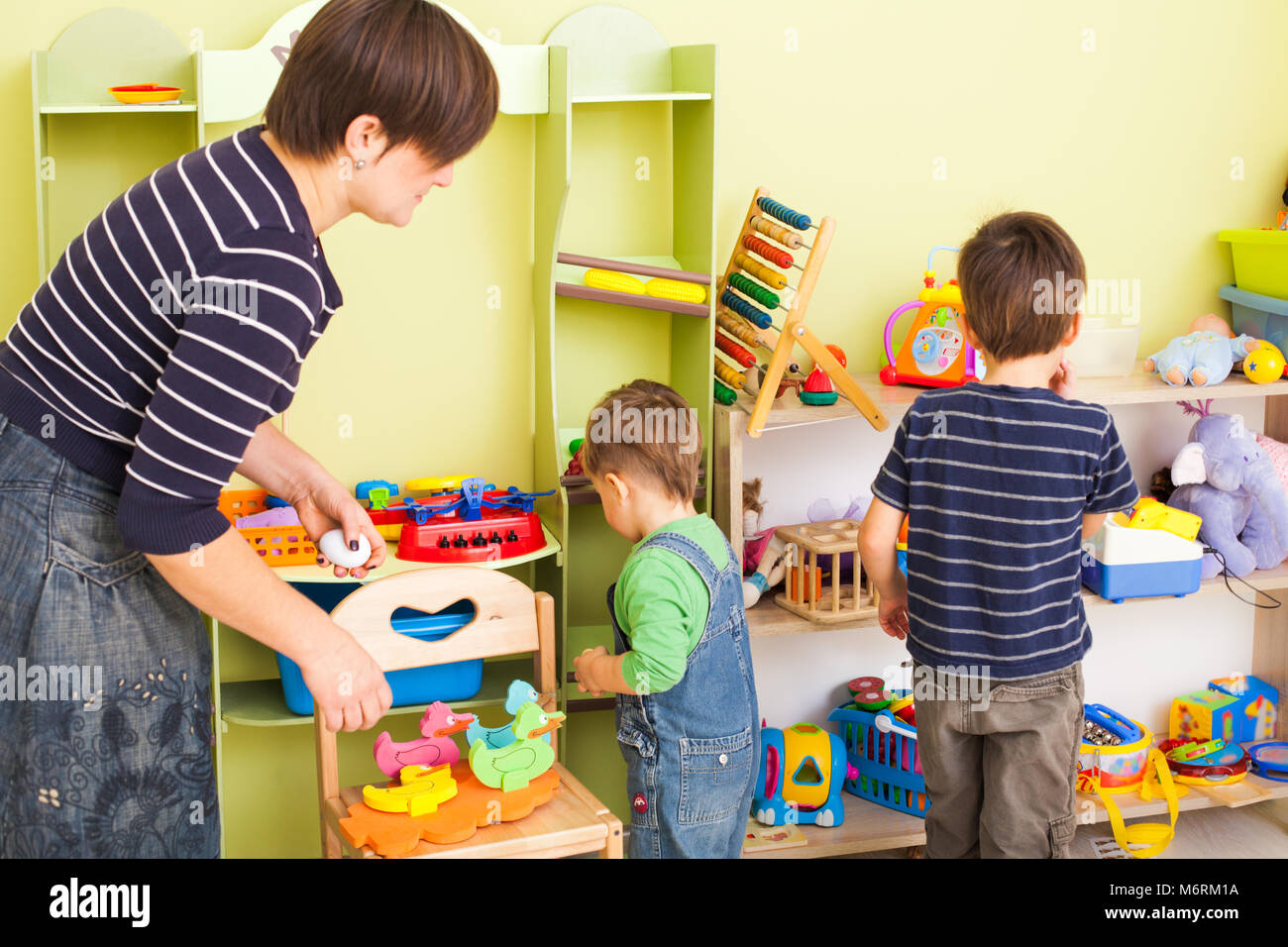 Aufräumen eigene Spielzeug Stockfoto