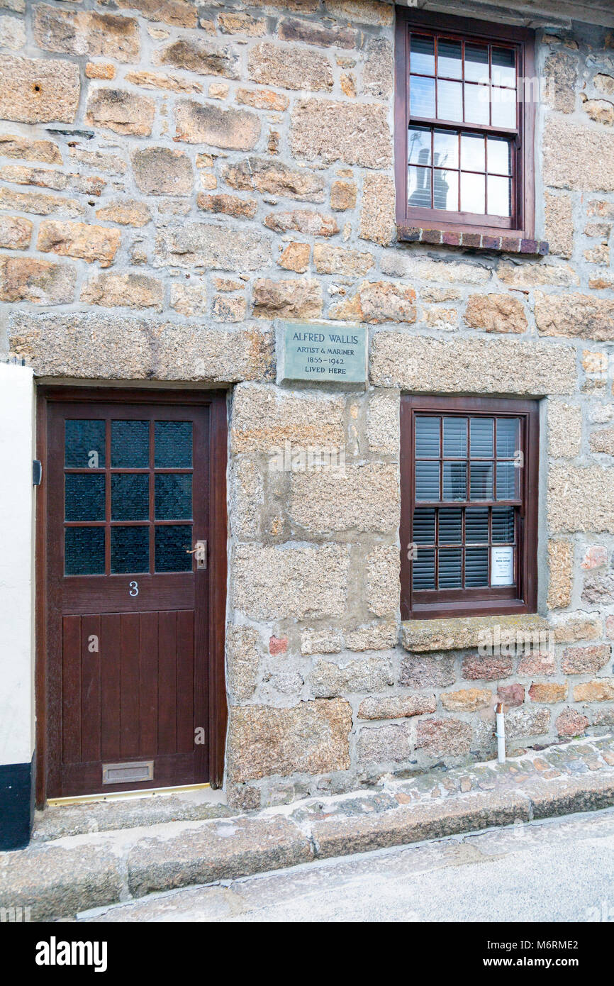Ein Kleines Reihenhaus Mit Plakette Das Ehemalige Haus Von Alfred