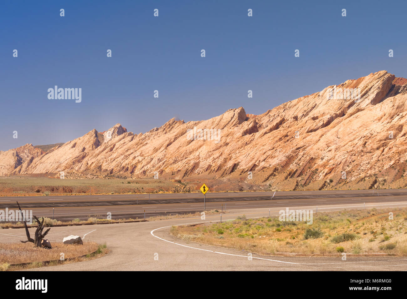 Blick auf einem Highway in Utah; bunte Felsformationen im Hintergrund; USA Stockfoto