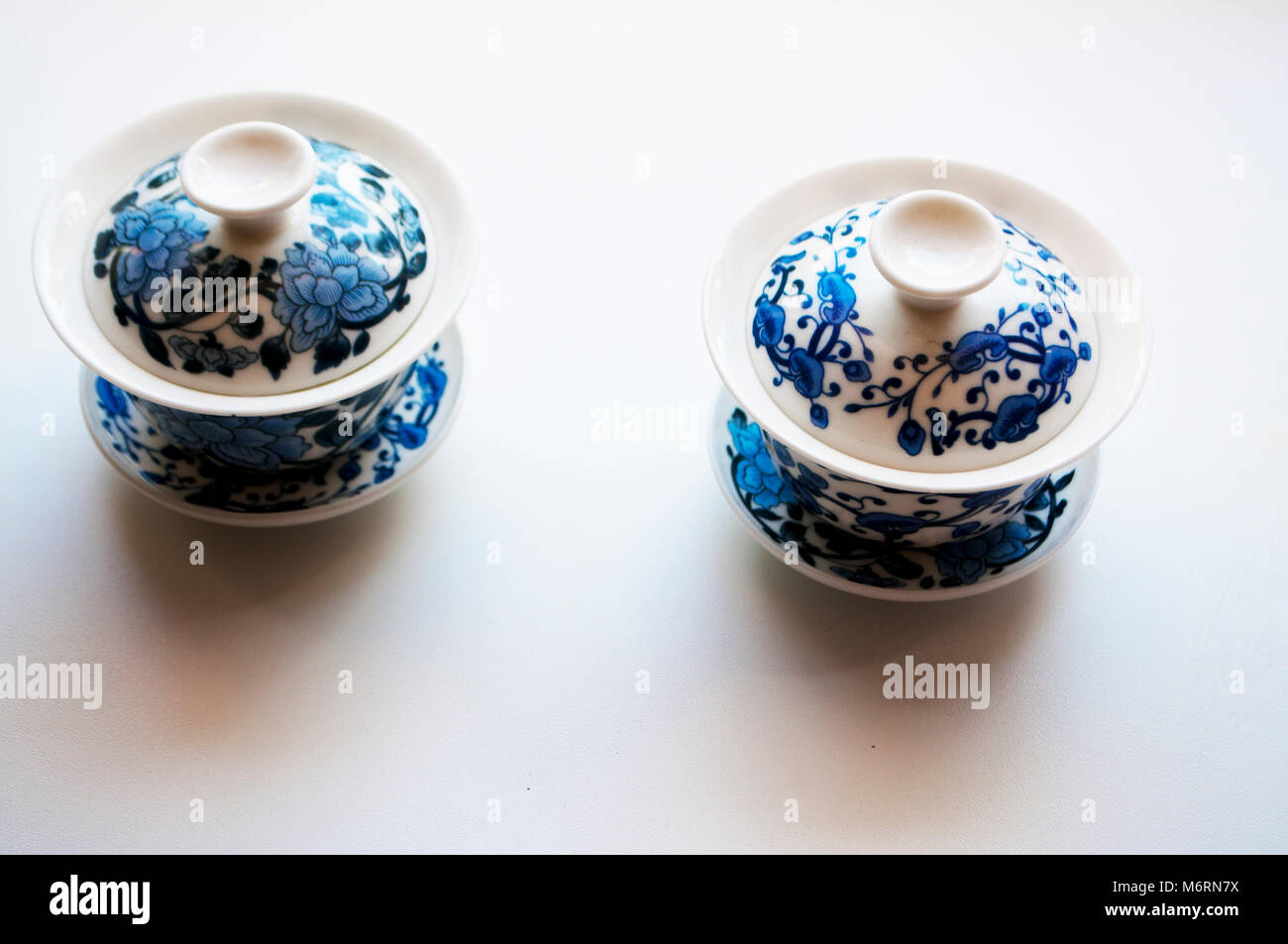 Zwei Tassen im chinesischen Stil auf einem weißen Hintergrund isoliert Stockfoto