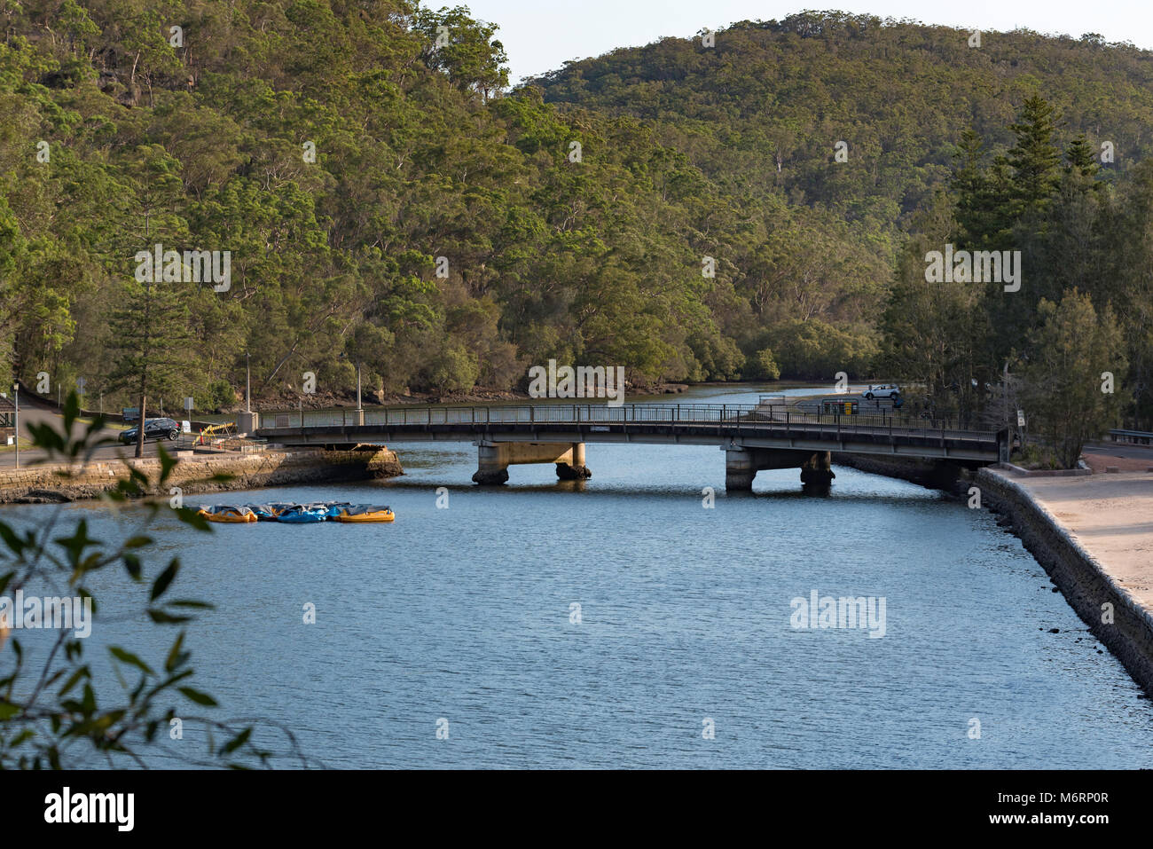 Die Brücke über Cockle Creek bei Bobbin Head im Ku-ring-gai Chase National Park im Norden von Sydney. Im Hintergrund sind native Eukalyptusbäumen Stockfoto