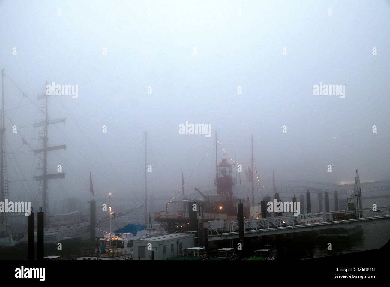 Hamburger Hafen im Nebel Stockfoto