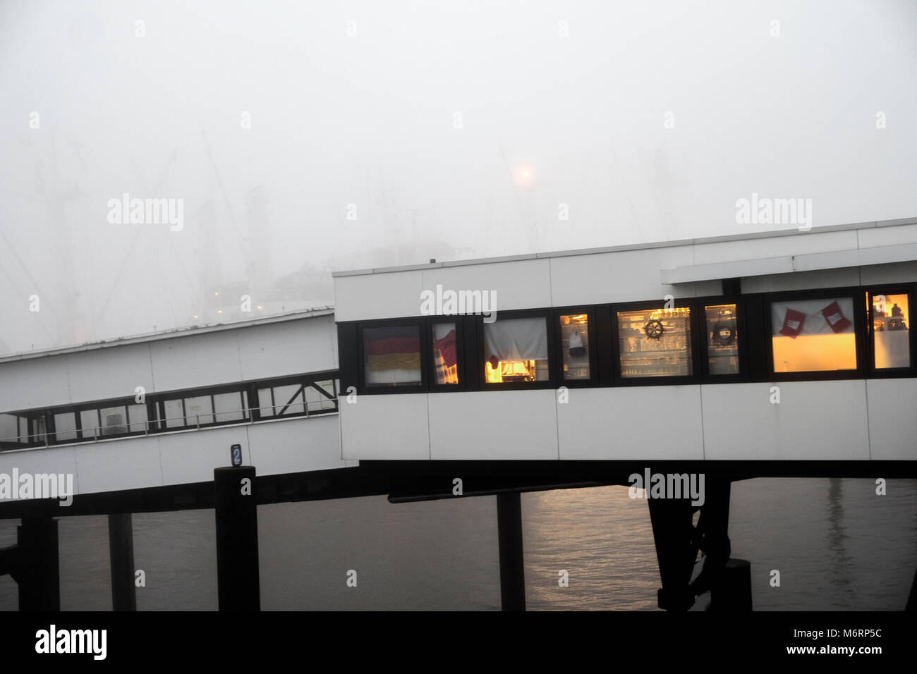 Überseebrücke im Nebel Stockfoto