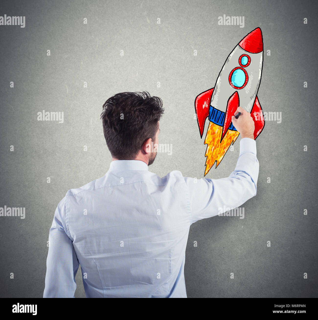 Geschäftsmann Zeichnung eine Rakete. Konzept der Business Improvement und Enterprise Start Stockfoto