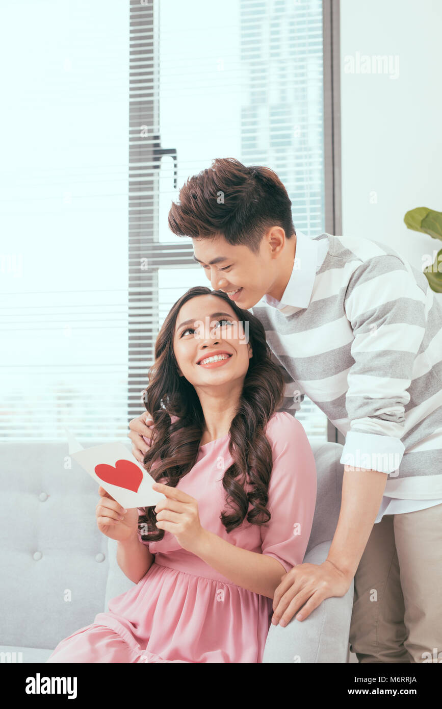 Junge Liebe asiatischen Paar hält Valentinstag Grußkarte Stockfoto