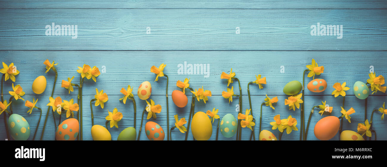 Ostereier und Narzisse Blume auf Holz Stockfoto