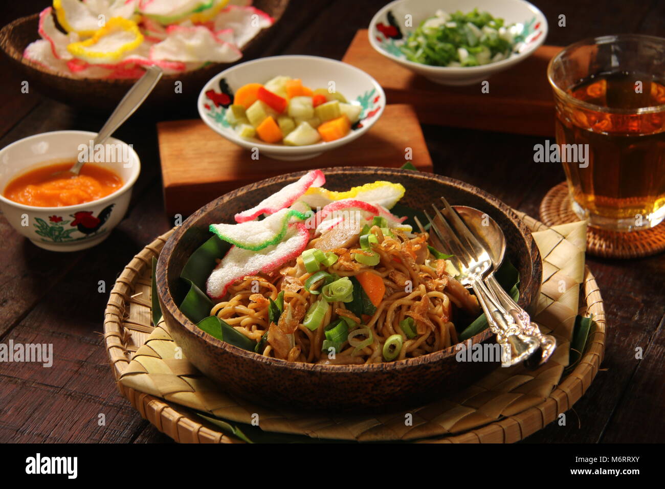 Mie Goreng Jawa. Unter Rühren gebratene Eiernudeln mit Weißkohl ... Mie Goreng Jawa. Unter Rühren gebratene Eiernudeln mit Weißkohl ...