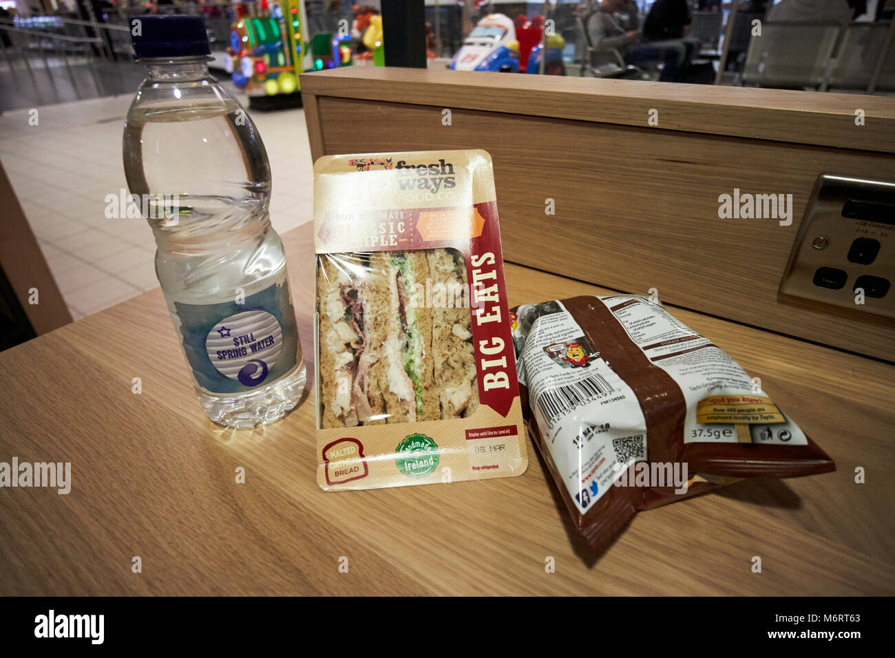 Supermarkt mittags billig Meal Deal von Sandwich Getränk und Snack in diesem Foto, Wasser, Triple Sandwich und chipstüte in Großbritannien Stockfoto