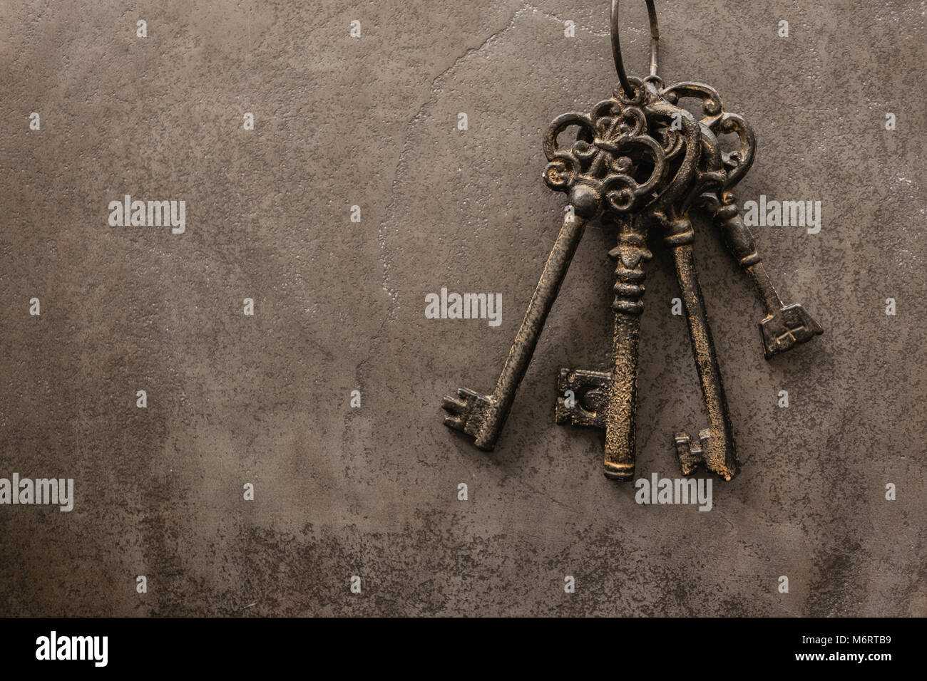 Antike Schlüssel auf alten Stahl metall Textur Hintergrund Stockfoto