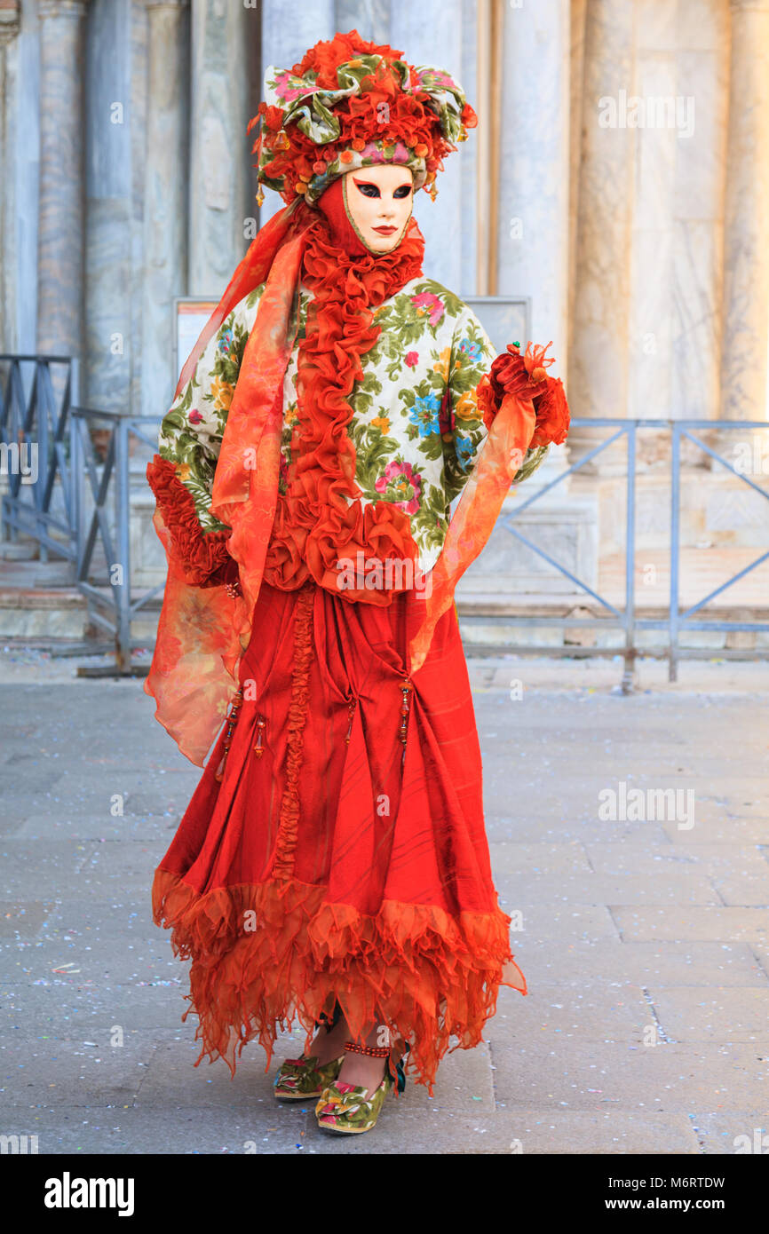 Frau in schönen Kostümkleid, Hut und Maske Posen auf der Karneval von Venedig, Karneval von Venedig, Venetien, Italien Stockfoto