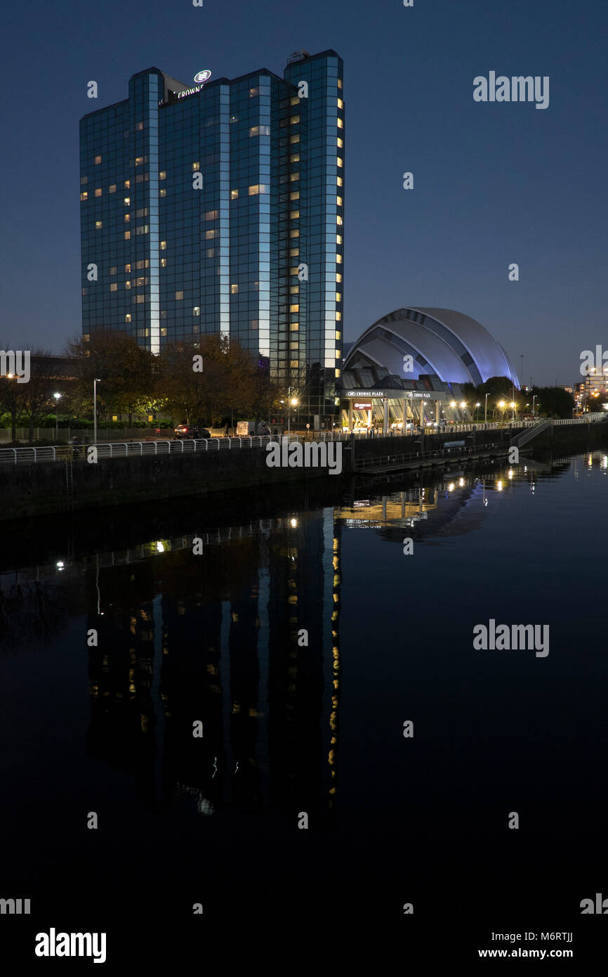 Das Crown Plaza Hotel und Armadillo Veranstaltungsort auf den River Clyde. Stockfoto