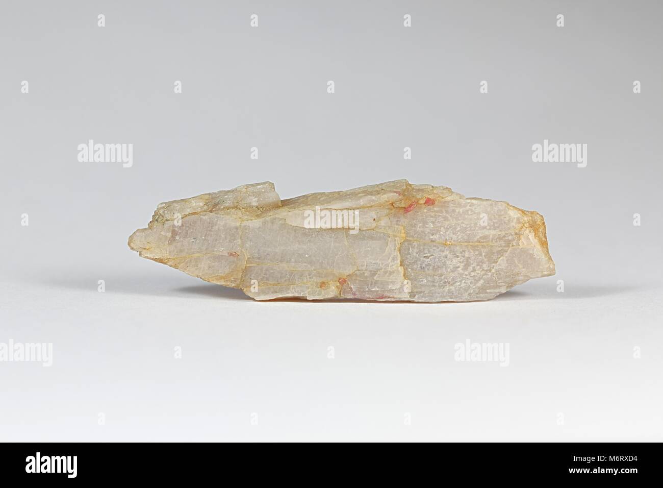 Kristall von Spodumene, der großen Industrie lithium Erz, aus Haapaluoma Lithium Steinbruch in Finnland Stockfoto