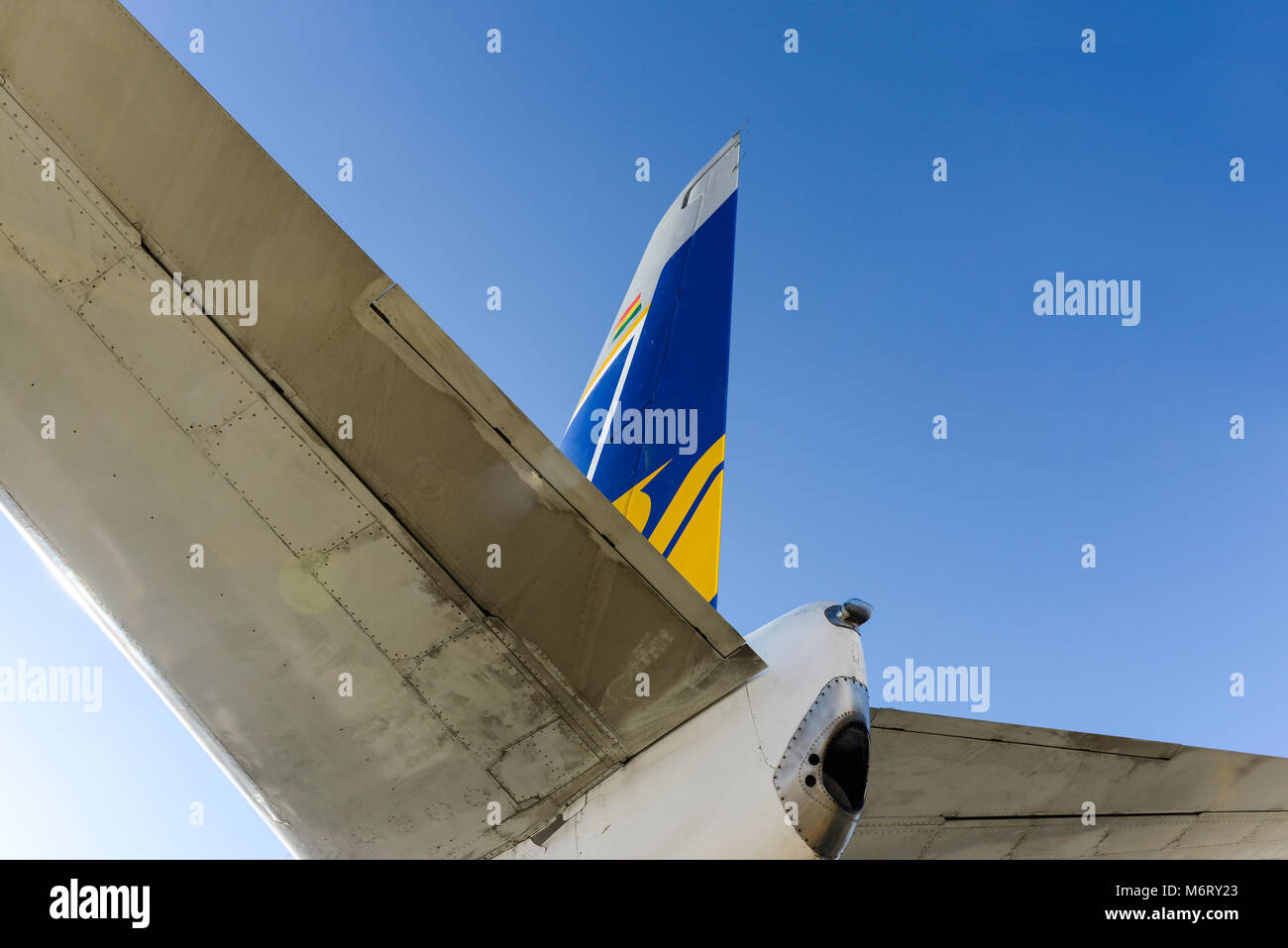 Sie suchen den Heckflügel, Detail der Boeing 737-200/737-2 Q 3 Mit Anmeldung FAB-113 von 737-2 Q3 Transporte Aereo Militar de Bolivien Stockfoto