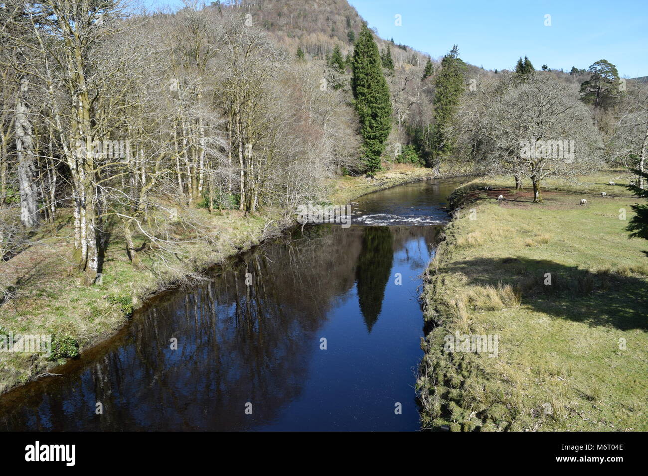 "Inverary ''Scotland'' Inverary Castle '''Scottish Highlands Loch Fyne''' Argyllshire'' fluss Aray ''Scenery' 'Monument' von ea Seen'. 'Tourismus''. Stockfoto