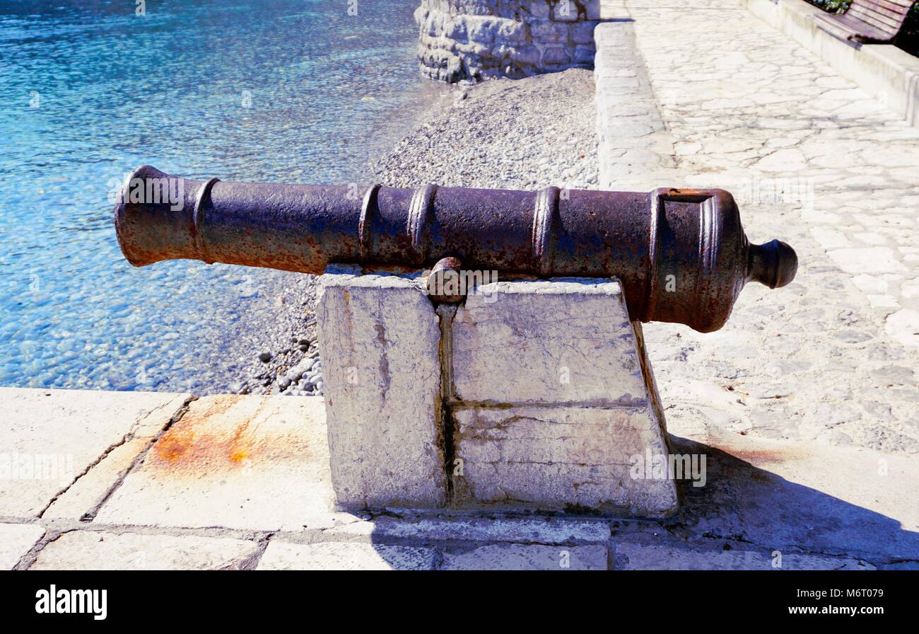 Alte und rostige der österreichisch-ungarischen Marine Kanone auf dem Stein platziert an der Kroatischen Küste in Ika Stockfoto