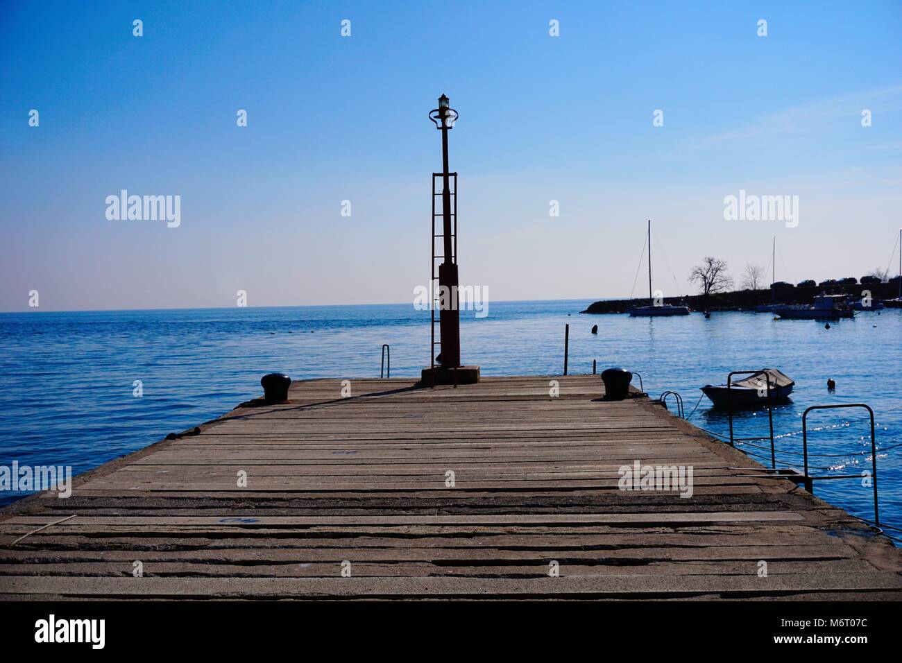 Seashore alten hölzernen Dock an der Kroatischen Küste in Ika Stockfoto