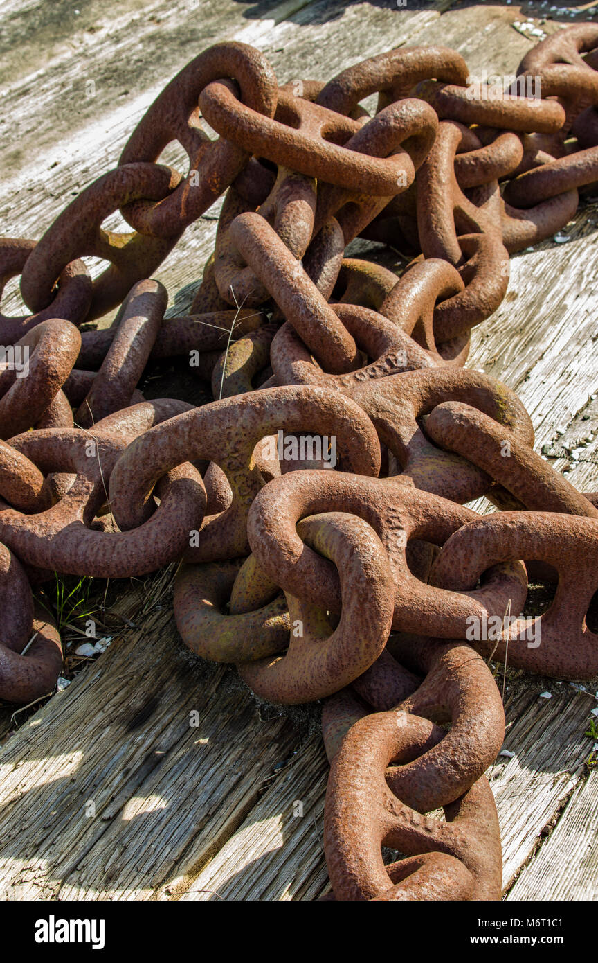 Rostiger Anker Kette auf einer hölzernen Dock Stockfoto