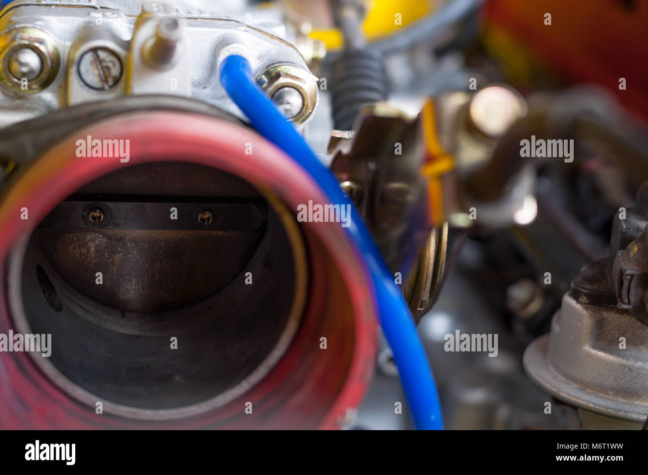 Schließen Sie herauf alte Drosselklappe einlass Auto vier Zylinder modifizierte Motor Stockfoto