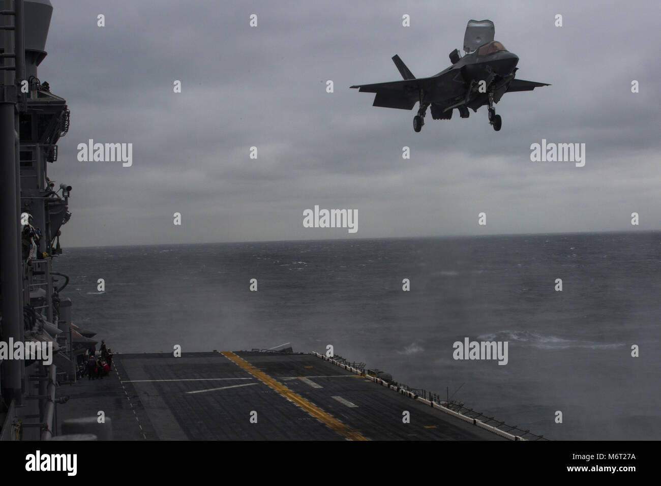 Eine F-35B Lighitng II führt deck Landung Qualifikationen auf der USS Wasp (LHD-1), 5. März 2018. Marine Fighter Attack Squadron 121 begonnen, eine Trennung der F-35 Bs auf der USS Wasp für Frühjahr Patrouille des 31 Marine Expeditionary Unit 2018, Kennzeichnung der ersten operationellen Einsatz der F-35 B mit einem MEU. Wie das Marine Corps' nur kontinuierlich vorwärts - bereitgestellt MEU, den 31 MEU bietet eine flexible Kraft bereit, eine breite Palette von militärischen Operationen auszuführen. (U.S. Marine Corps Foto von Cpl. Bernadette Wildes) Stockfoto