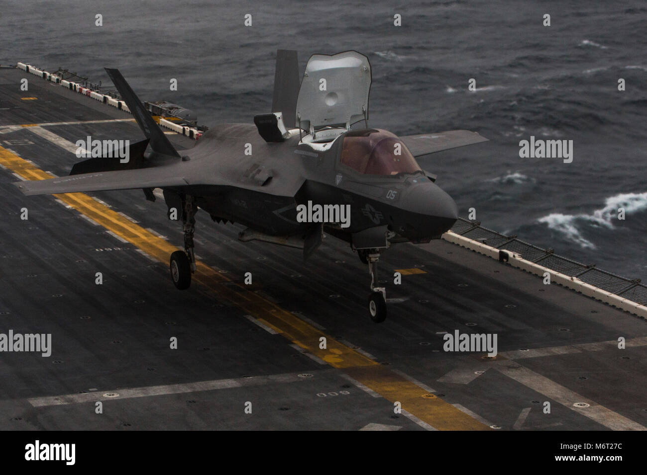 Eine F-35B Blitz II berührt auf der USS Wasp (LHD-1), Kennzeichnung der F-35 B's ersten operationellen Bereitstellung mit einem Marine Expeditionary Unit, 5. März 2018. Marine Fighter Attack Squadron 121 begonnen, eine Trennung der F-35 Bs auf der USS Wasp für Frühjahr Patrouille des 31 Marine Expeditionary Unit 2018. Wie das Marine Corps' nur kontinuierlich vorwärts - bereitgestellt MEU, den 31 MEU bietet eine flexible Kraft bereit, eine breite Palette von militärischen Operationen auszuführen. (U.S. Marine Corps Foto von Cpl. Bernadette Wildes) Stockfoto