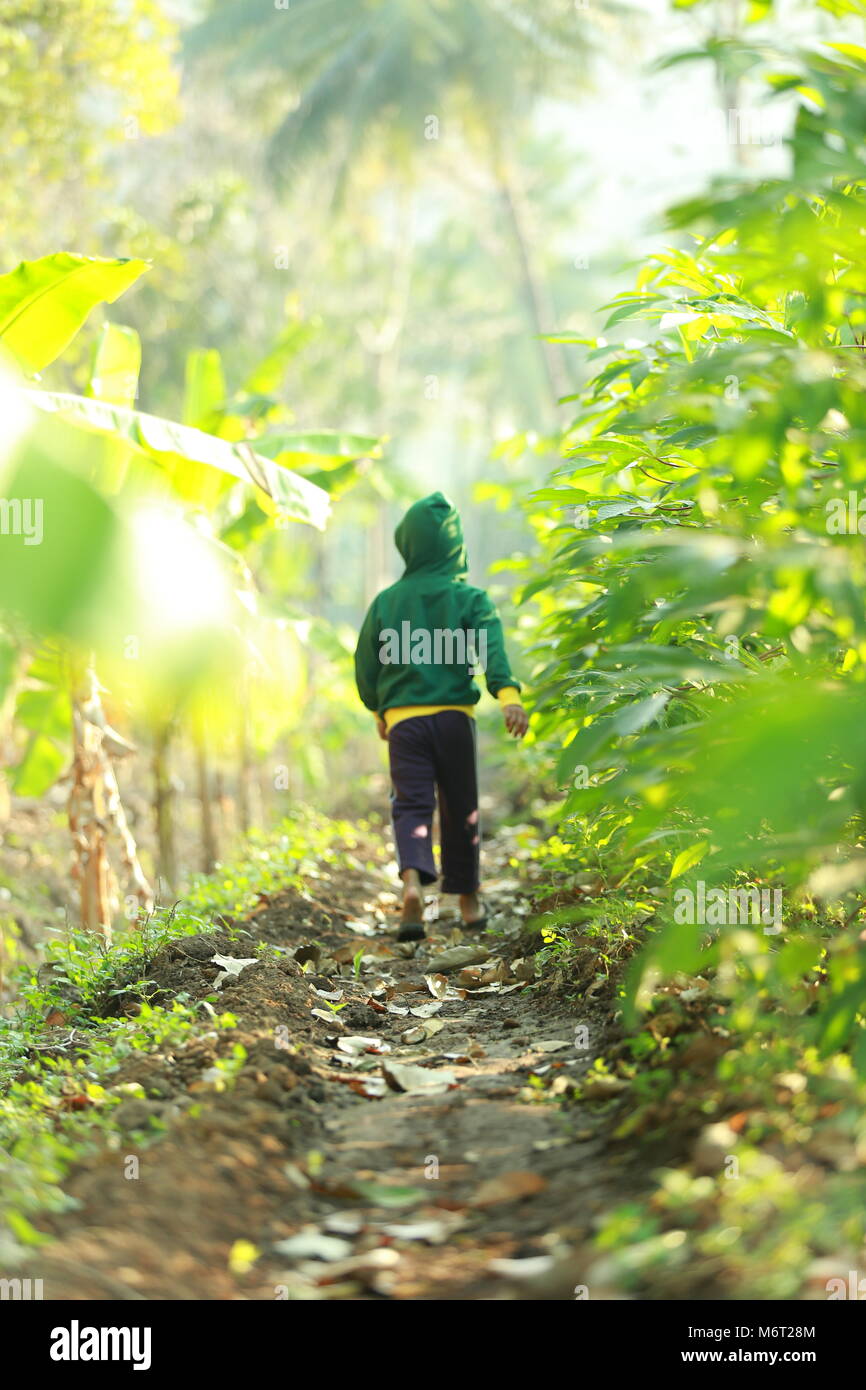 Glückliche Kindheit, Schlamm Spielen, Fußball, Spaß mit Natur, Kindheit genießen, Kinder Fußball, Erinnerungen, Spaß, Kinder Zyklus, Baum mit Junge, Spiel Stockfoto