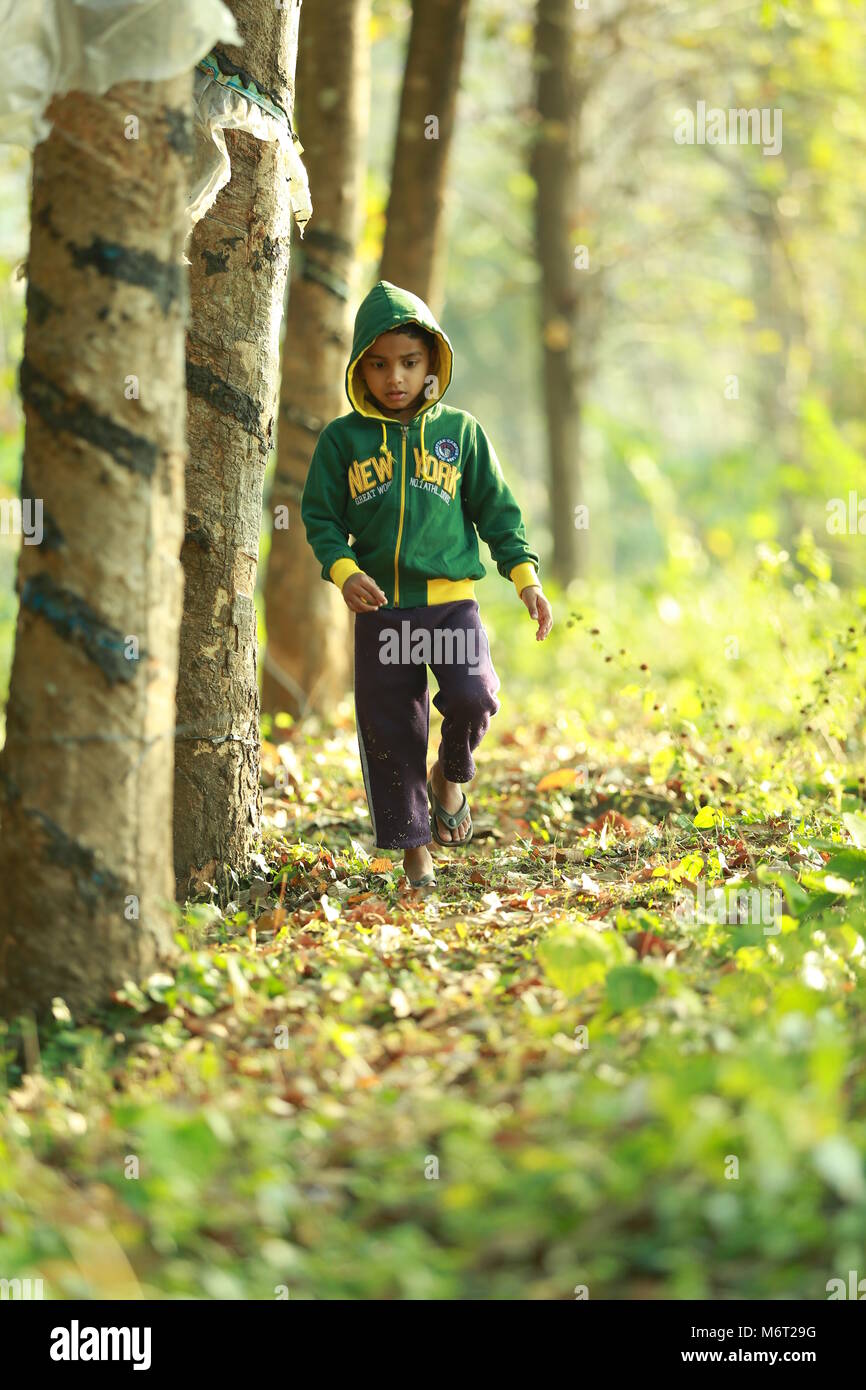 Glückliche Kindheit, Schlamm Spielen, Fußball, Spaß mit Natur, Kindheit genießen, Kinder Fußball, Erinnerungen, Spaß, Kinder Zyklus, Baum mit Junge, Spiel Stockfoto