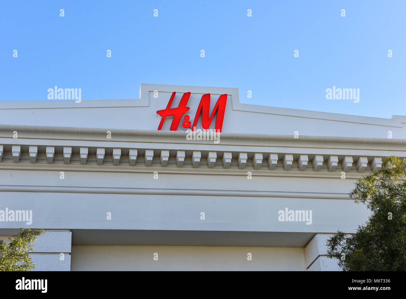 Vor dem Eingang und melden Sie sich auf der H&M Kleidung Store an der Town Center Mall in Las Vegas, Nevada. Stockfoto
