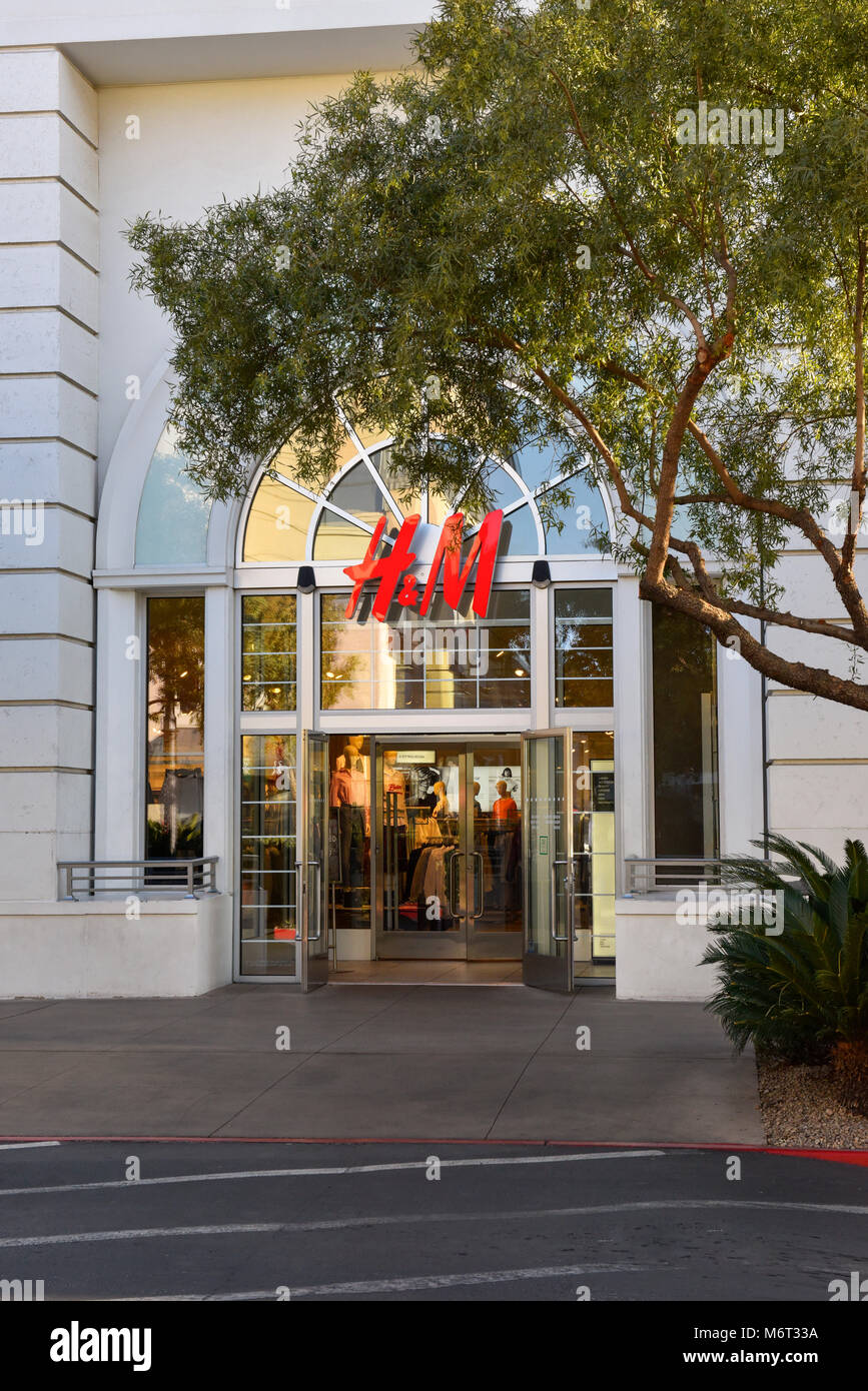 Vor dem Eingang und melden Sie sich auf der H&M Kleidung Store an der Town Center Mall in Las Vegas, Nevada. Stockfoto