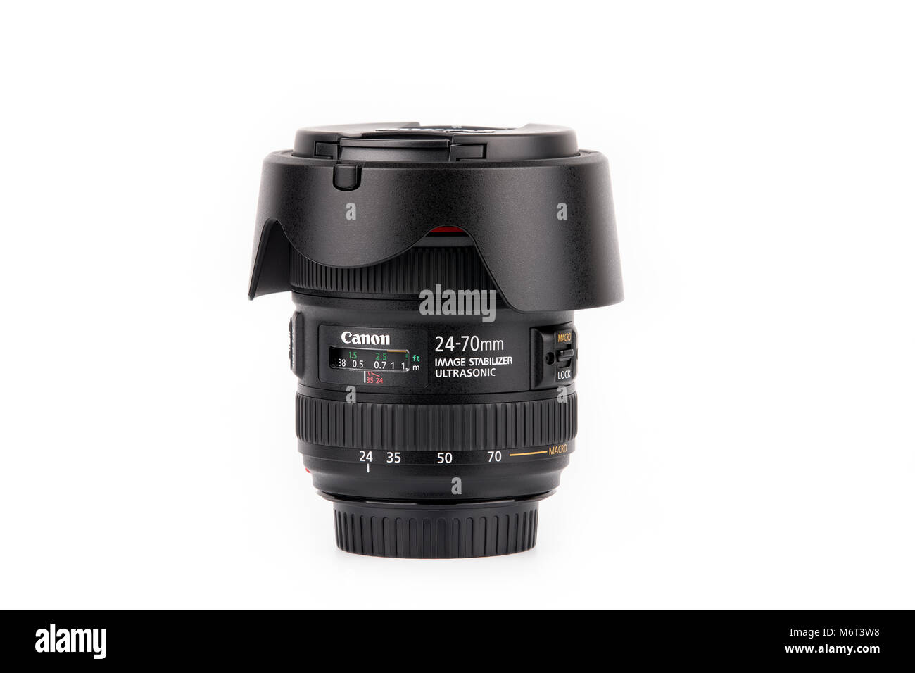 Riga, Lettland. März 05, 2018: Closeup Canon Objektiv EF 24-70 mm f/4L IS USM isoliert auf weißem Hintergrund Stockfoto