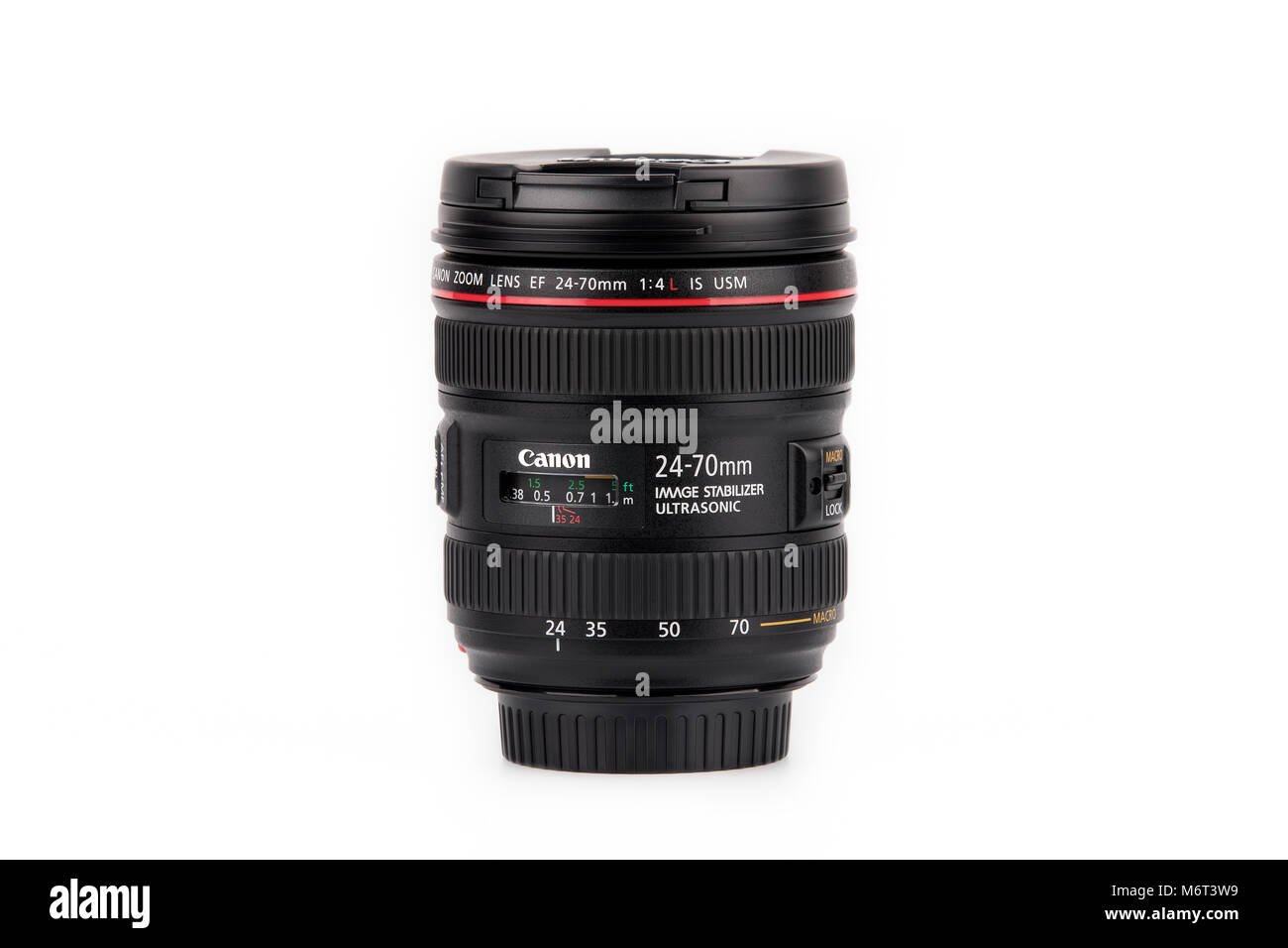 Riga, Lettland - 05.März 2018: Closeup Canon Objektiv EF 24-70 mm f/4L IS USM isoliert auf weißem Hintergrund Stockfoto