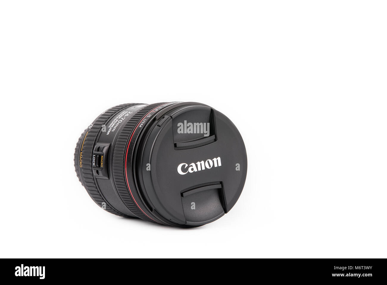 Riga, Lettland - 05.März 2018: Closeup Canon Objektiv EF 24-70 mm f/4L IS USM isoliert auf weißem Hintergrund Stockfoto