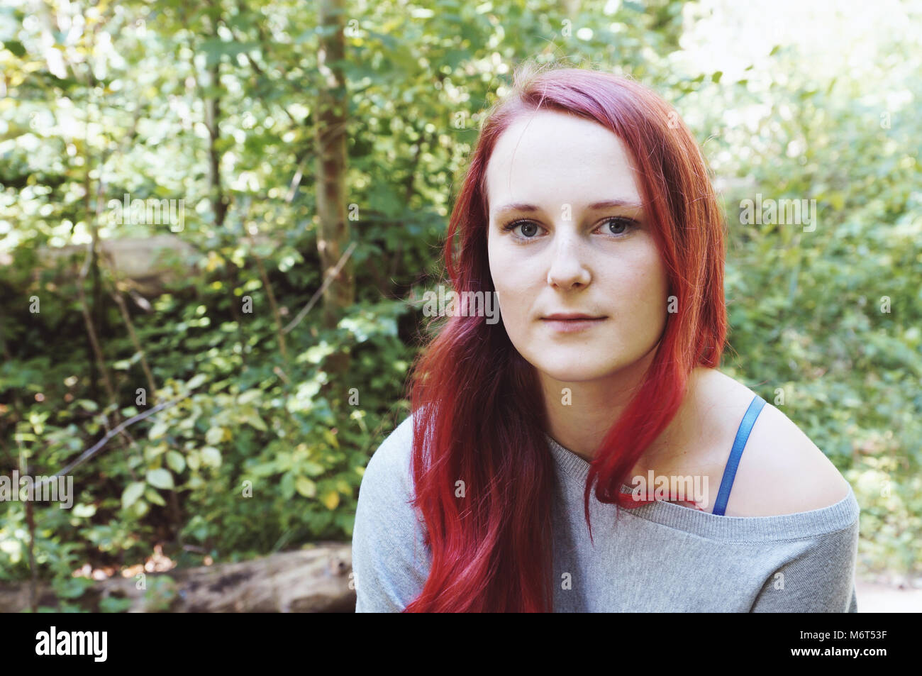 Outdoor portrait einer jungen Frau im Wald Stockfoto